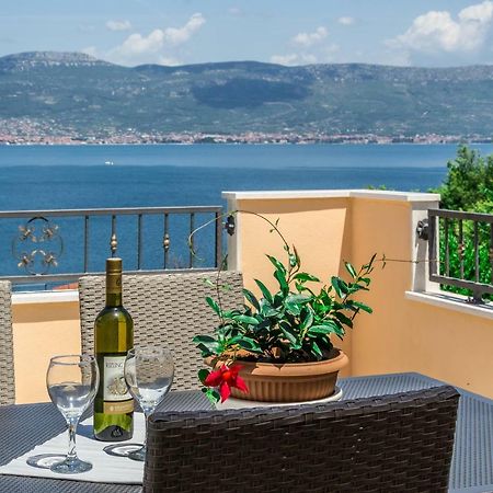 Apartment Leut With Spacious Terrace And Sea View Slatine Exterior photo