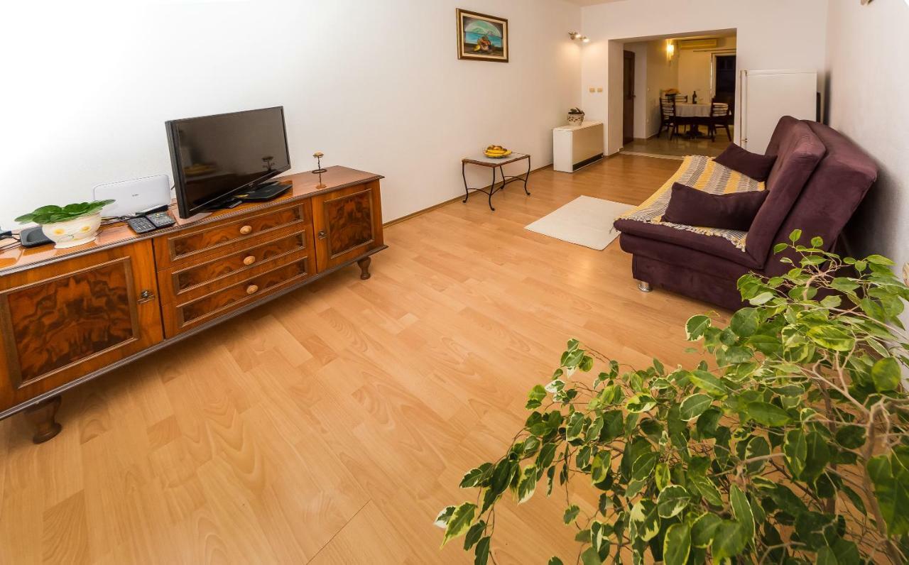 Apartment Leut With Spacious Terrace And Sea View Slatine Exterior photo