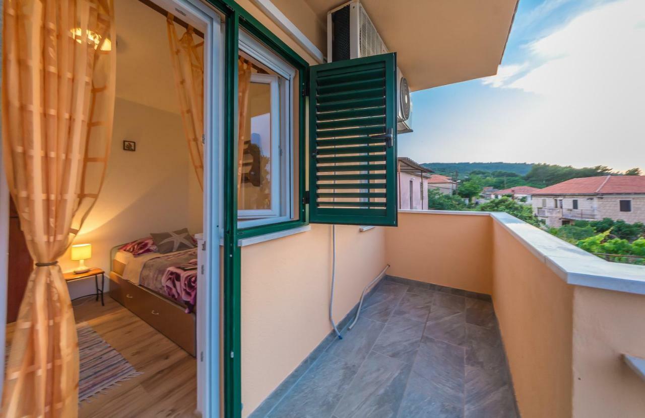 Apartment Leut With Spacious Terrace And Sea View Slatine Exterior photo